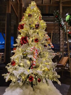 ต้นคริสต์มาสปลอมหิมะพร้อมตกแต่ง6ฟุต