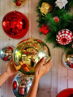 ลูกบอลคริสต์มาสประดับ วาว 300มิล. เลือกสีสันได้ราคาต่อโหล