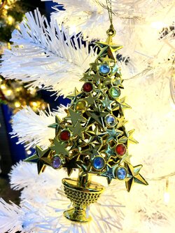 ต้นสนทองจิ๋วฝังพลอย แขวนประดับ 17cm*10cm.