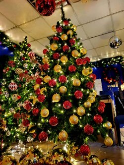 ให้เช่าต้นคริสต์มาสปลอม ขนาด6ฟุต พร้อมตกแต่งครบมาตราฐาน