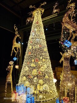 ให้เช่าต้นคริสต์มาสปลอมกรวยไฟ ขนาด5เมตร พร้อมตกแต่งครบมาตราฐาน