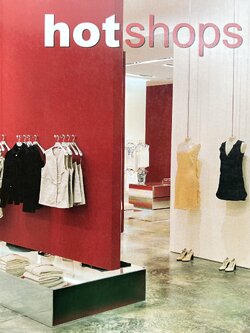 hot shops หนังสือการตกแต่งหน้าร้านเสื้อผ้าแบรนด์เนมดังทั่วโลก โดย : Arian Mostaedi (ภาษาอังกฤษ).