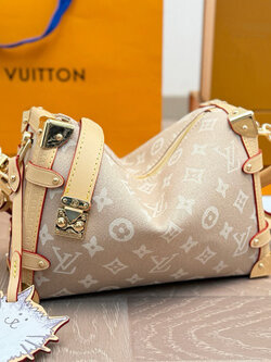 [Pre-order]กระเป๋า Louis Vuitton Side Trunk GM Meowgram coated canvas M15154 งานคุณภาพที่ดีที่สุด