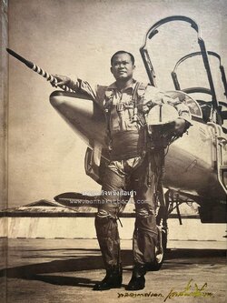 ‘หมู่ผาดแผลงหมู่แรกของ ทอ. ไทย’ หนังสืออนุสรณ์พลอากาศเอก เฉลิม ทีวะเวช หนึ่งในสี่หมู่บินผาดแผลงหมู่แรกของ ทอ.ไทย.