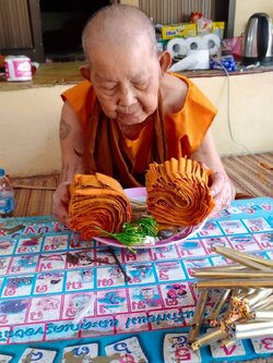 ผ้ายันต์ กันภัยพิบัติ (จารมือ) หลวงปู่สิงห์โต จิตฺตธมฺโม สำนักสงฆ์ป่าทรงธรรม จ.อุบลราชธานี