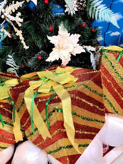 กล่องของขวัญคริสต์มาสตกแต่ง 30cm กล่องละ