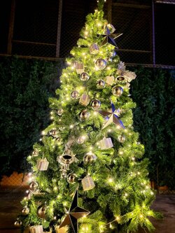 ต้นคริสต์มาสปลอมพร้อมตกแต่ง 8ฟุต พุ่มใบหนาขาเหล็ก