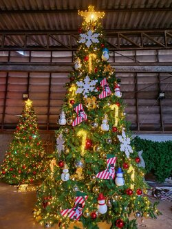 ต้นคริสต์มาสปลอมพร้อมของตกแต่ง 4.5เมตร