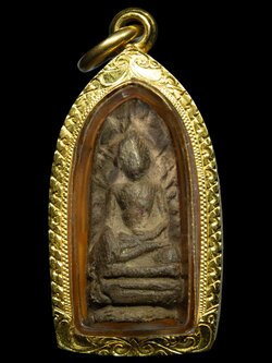 พระรอด วัดพระสิงห์ เชียงใหม่ ปี 2496 (ก้นอุดผงหลวงพ่อสด)