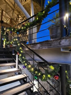 สายสนคริสต์มาสมีไฟพร้อมบอลตกแต่งราคาถูก