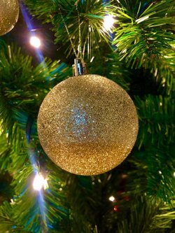 ลูกบอลคริสต์มาสประดับ กากเพชร 60มิล. เลือกสีสันได้ราคาต่อโหล