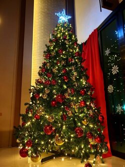 ต้นคริสต์มาสปลอม10 ฟุตพร้อมตกแต่งพุ่มใบหนาแน่นพิเศษ