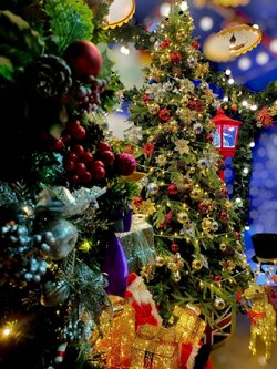 ต้นคริสต์มาสปลอมและของประดับ