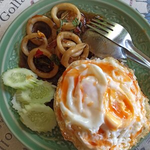 ถ่ายภาพกะเพราปลาหมึกให้ "เยิ้ม" และ "ฉ่ำ" ถึงป้ายเมนู! เคล็ดลับดึงดูดลูกค้า ✨