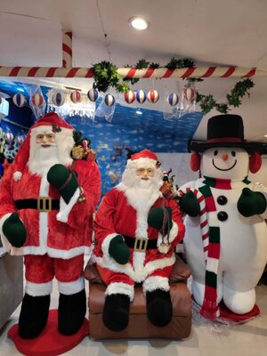 ซานต้าครอสยืน 2เมตร เรียกคนมากอด