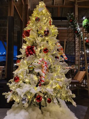 ต้นคริสต์มาสปลอมหิมะพร้อมตกแต่ง6ฟุต