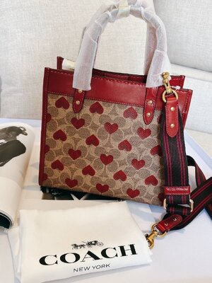 New Coach Field Tote 22 In Signature Canvas With Heart Print
