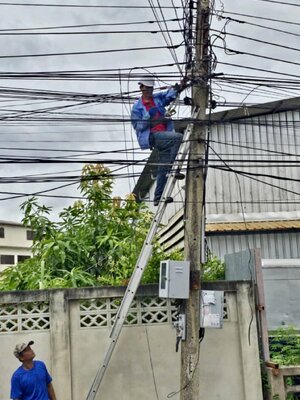 ยุคนี้รถไฟฟ้ามาแรง แต่การติดตั้ง EV Charger ที่บ้านอย่างถูกวิธีและปลอดภัยต้องมืออาชีพเท่านั้น Suksan Service พร้อมให้บริการติดตั้ง