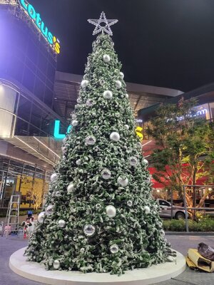 ให้เช่าต้นคริสต์มาสปลอมหิมะกรวย ขนาด9เมตร พร้อมตกแต่งครบมาตราฐาน