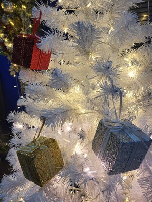 กล่องของขวัญแขวนประดับ 6cm.