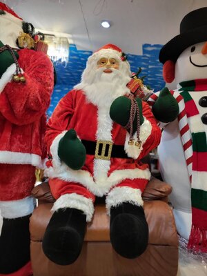 ซานต้าครอสใหญ่ 1.8เมตร เรียกคนมาจุดถ่ายภาพ