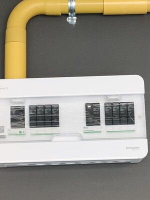 เปลี่ยนสายไฟเมนประธานเข้าบ้านด้วยสายไฟเบอร์ 35 (ทองแดง) และตู้ไฟ consumer แบบแยกกันดูด ของชไนเดอร์เป็นตู้เมนหลัก พร้อมติดตั้งสายดินหรือสายกราวด์