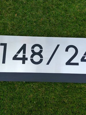 งานป้ายบ้านเลขที่ ฉะลุตัวเลข พื้นสแตนเลสแฮร์ไลน์สีเงินยกขอบ 2cm