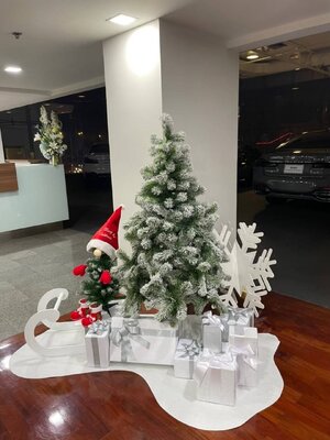 ต้นคริสต์มาสหิมะปลอม5ฟุตพร้อมตกแต่งแบบsetรวมของประดับด้านล่าง